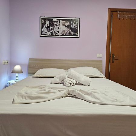 Bral Apartments 8 Two-Bedroom Beachfront Durrës Eksteriør bilde